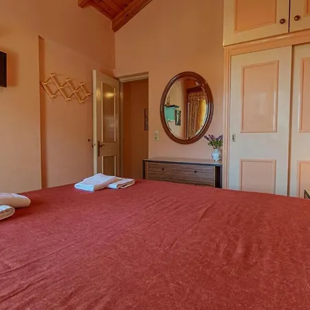 Apartment Charming Studio Just Steps From Paramonas Beach
